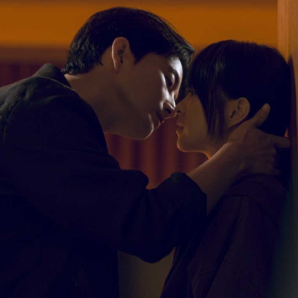 パク・ボヨン＆イ・ヒョヌク、キス寸前！？Disney+「ゴールドランド」スリリングな雰囲気のスチールカット公開