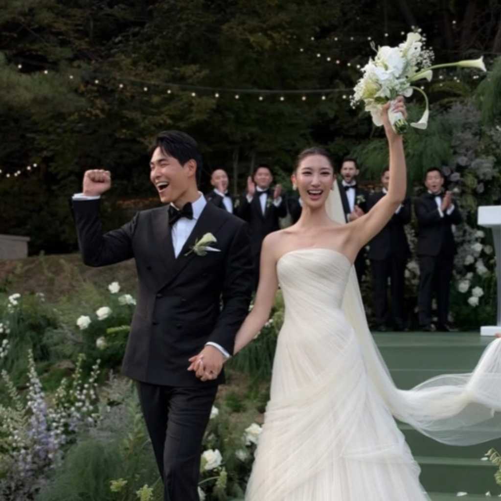 Netflix人気アニメ映画のOSTで一躍有名に…元SM練習生EJAEが結婚!華やかな挙式写真を公開