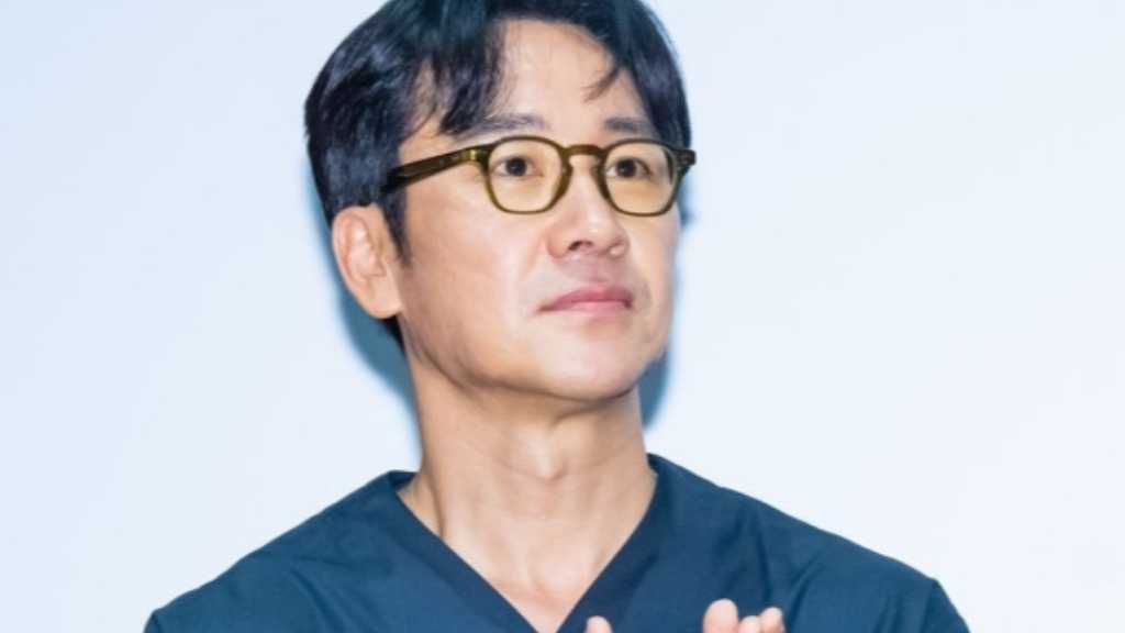 【PHOTO】オム・テウン、約9年ぶりの復帰作「最後の宿題」舞台挨拶に出席…実姉オム・ジョンファも応援に