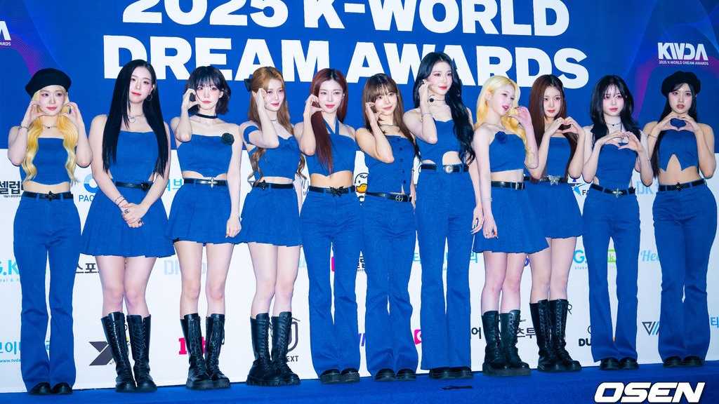 【PHOTO】tripleS「2025 K-WORLD DREAM AWARDS」ブルーカーペットに登場