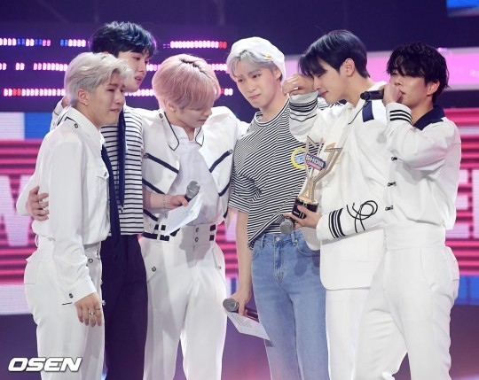 Photo Astro 5 13放送 Show Champion で1位を獲得 完全体でカムバックし感激の涙 Kstyle