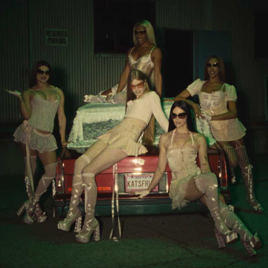 KATSEYE、新曲「PINKY UP」MV公開…中毒性のある振り付け＆華やかな衣装に注目