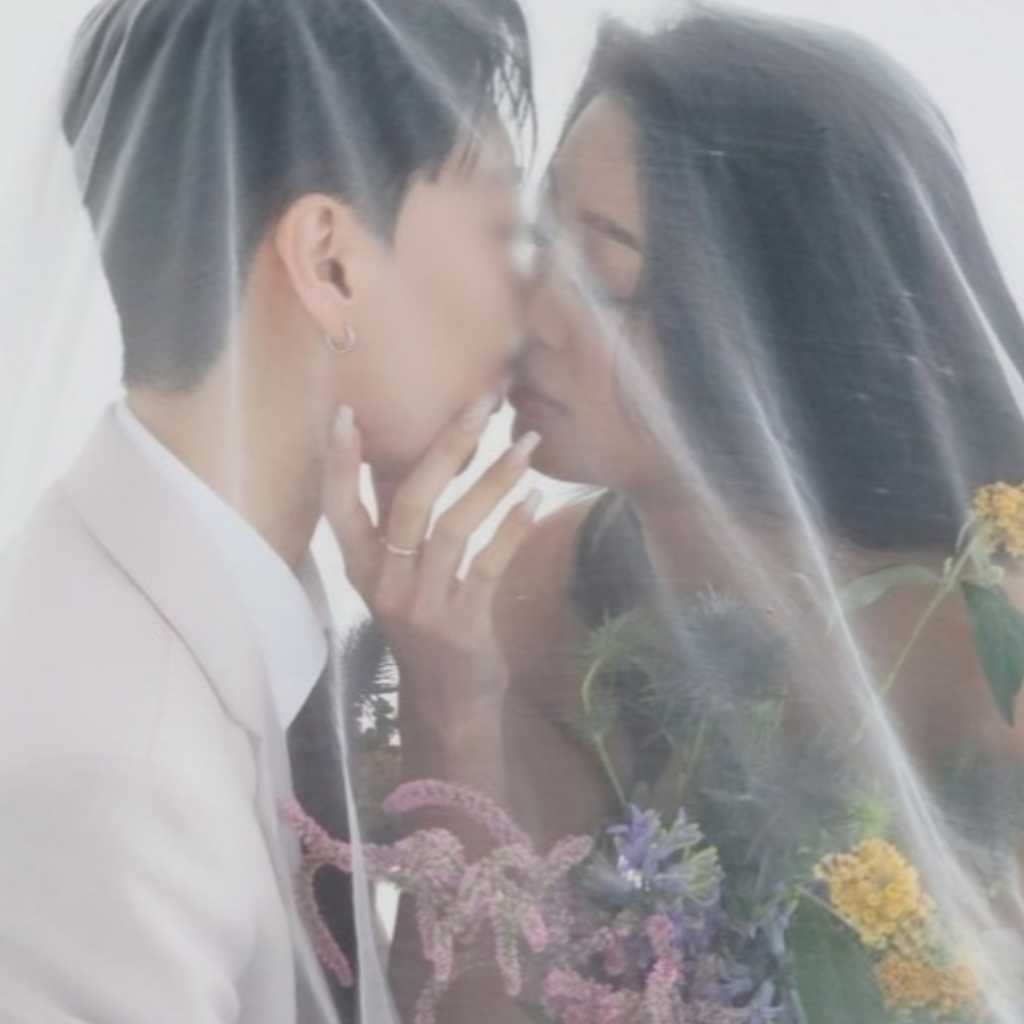 「剛鉄部隊W」出演クァク・ソンヒ、同性のパートナーとのウエディング写真を公開“私たちは一つ”