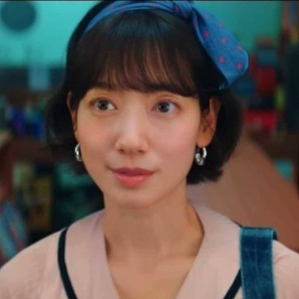 放送開始「アンダーカバー・ミスホン」パク・シネ、偽装潜入初日から危機！？妹役でITZY ユナも登場【ネタバレあり】