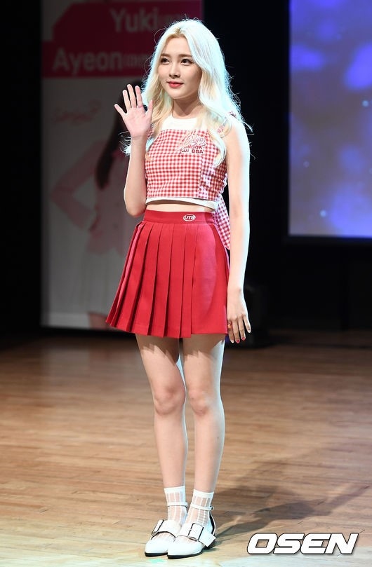 Photo 新人ガールズグループsaturday 1stシングル Mmook Jji a デビューショーケースを開催 パワー溢れる少女たち Kstyle