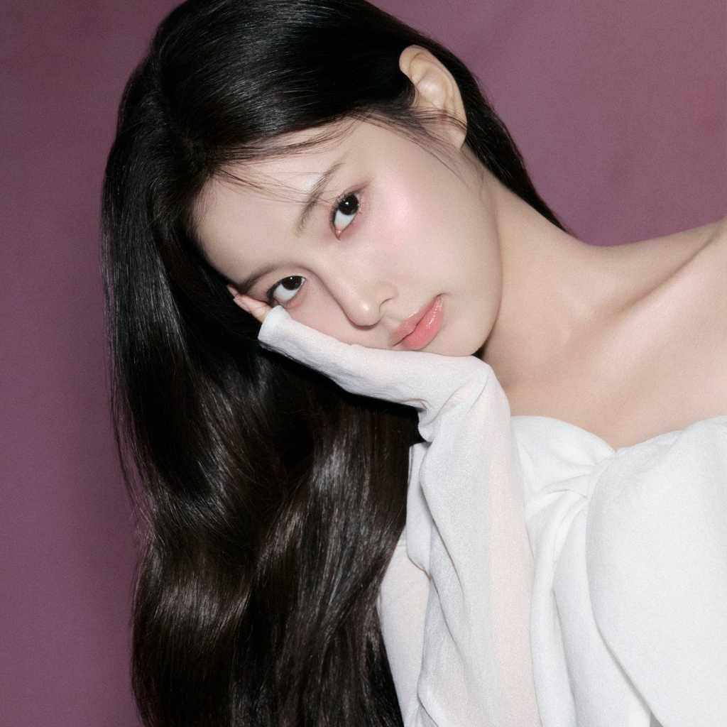 IZ*ONE出身カン・ヘウォン、日本ブランド「SNIDEL」のホリデーコレクションに登場!お気に入りのコーデを紹介