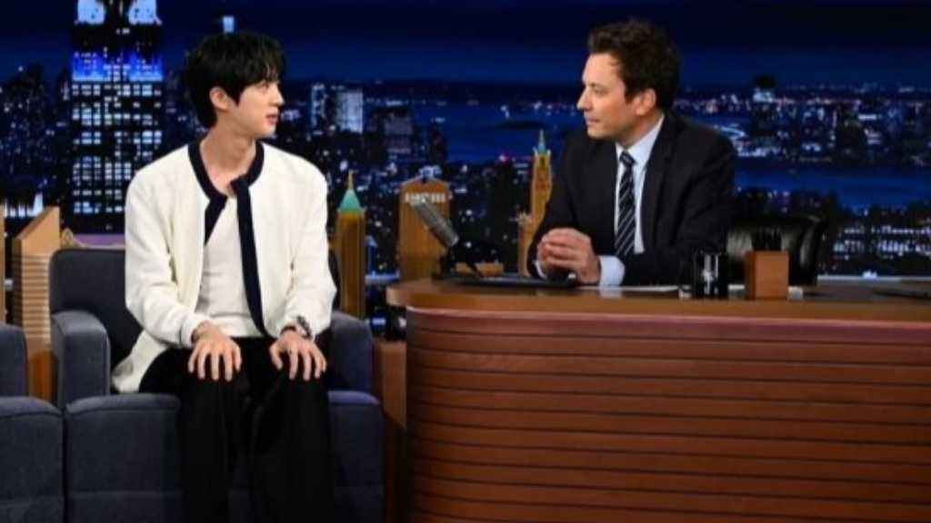 BTS ジン、メンバーに言及も！米「ザ・トゥナイト・ショー」でユニークな一面を披露（動画あり）