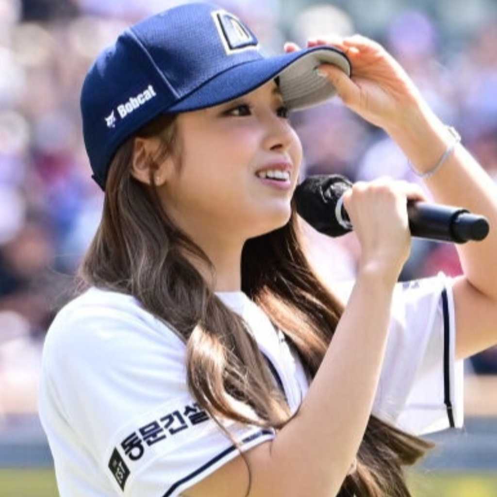 【PHOTO】NMIXX ジウ、始球式に登場…可愛らしいユニフォーム姿