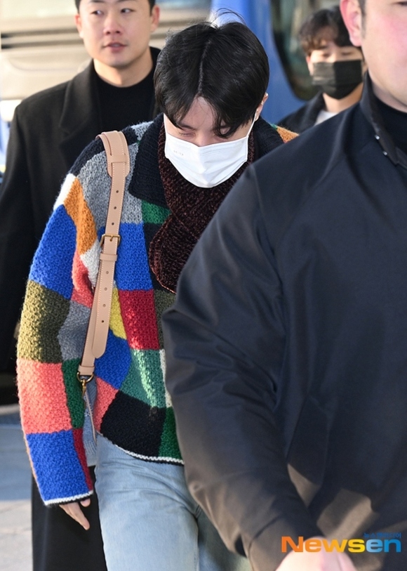 PHOTO】BTSのJ-HOPE、海外スケジュールのため出国…寒さに負けない