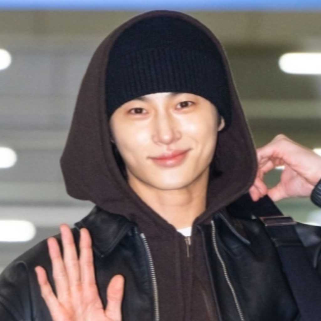 【PHOTO】ビョン・ウソク「2024 Asia Artist Awards」のためタイへ出国…空港にファン殺到