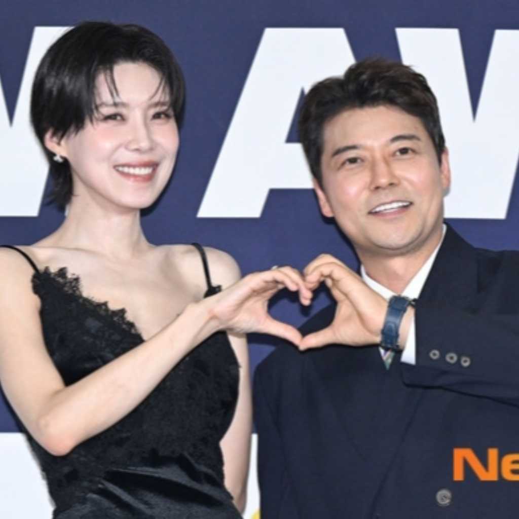 【PHOTO】チャン・ドヨン&チョン・ヒョンム「2026 K-WORLD DREAM AWARDS」ブルーカーペットに登場