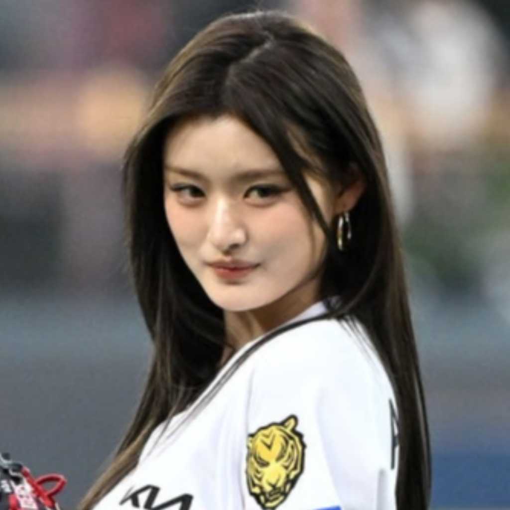 【PHOTO】FIFTY FIFTY アテナ、始球式に登場…真剣な眼差し