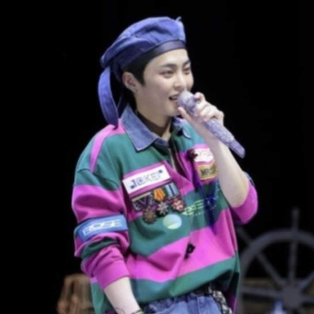 EXO シウミン、ソロファンミーティングでキャプテンに変身！航海をコンセプトに多彩な姿を披露