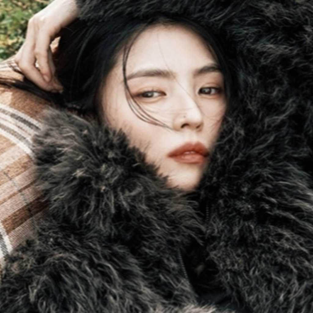 ハン・ソヒ、ふわふわファーから赤タイツまで…様々なコーデ＆ポージングで唯一無二の存在感アピール