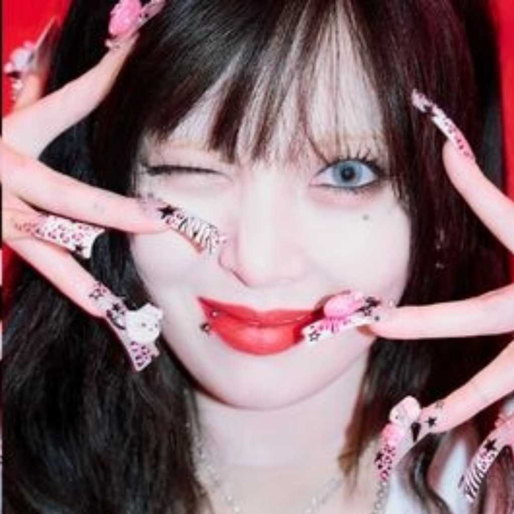 キム・ヒョナ、新曲「Mrs․ Nail」コンセプトフォトを公開…華やかなネイルをアピール