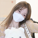 【PHOTO】イ・ソンギョン、ファンミーティングを終えタイから帰国…ケアベアの人形と共に（動画あり）
