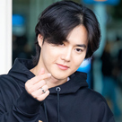 【PHOTO】EXO スホ、ファッションウィークに出席するためイタリアへ出国…爽やかなハートポーズ