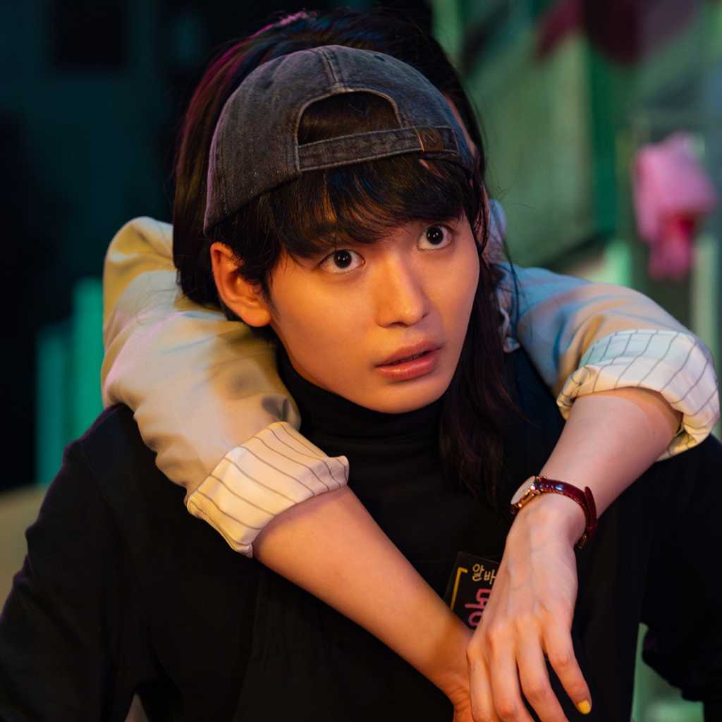 “一人二役”に挑戦!青木柚が韓国人俳優に…映画「さとこはいつも」劇中韓国ドラマの予告編&場面写真が解禁