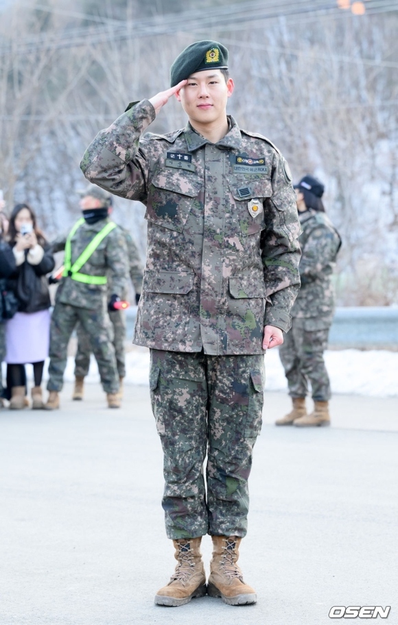 PHOTO】MONSTA X ジュホン、本日（1/23）除隊！凛々しい軍服姿で敬礼