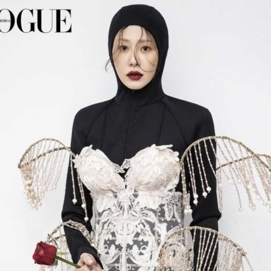 コ・ヒョンジョン、独創的なグラビアを公開…54歳とは思えぬビジュアルが話題