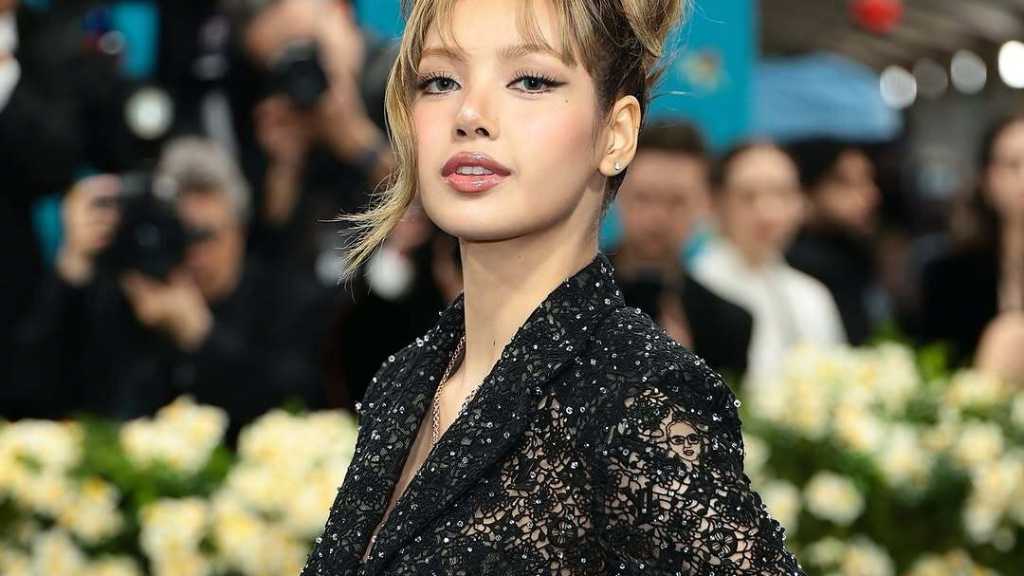 BLACKPINK リサ、ルイ・ヴィトンの大胆衣装が議論に…活動家の顔をプリント？デザイナーが釈明