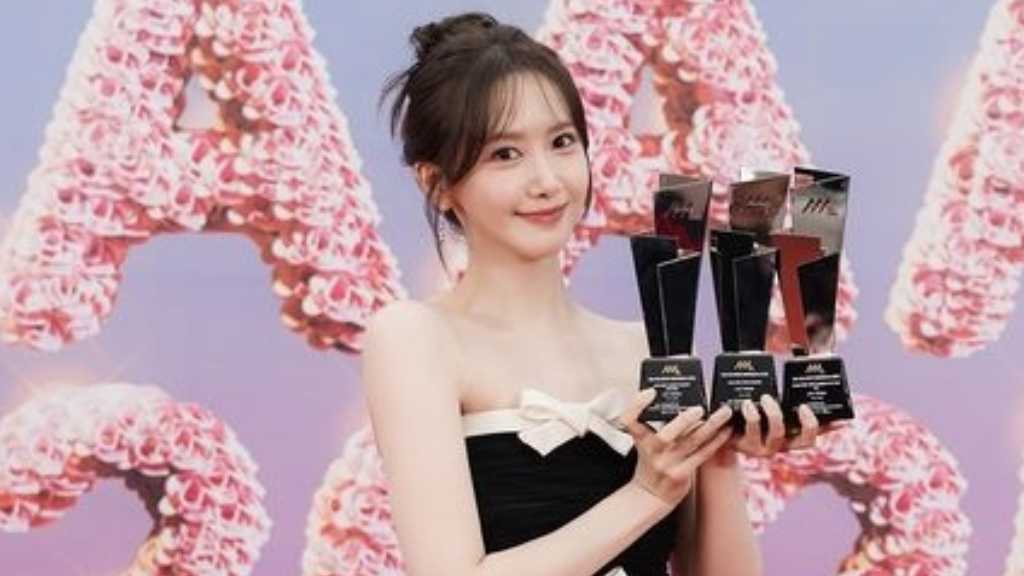 少女時代 ユナ「2025 AAA」で大賞を含む3冠を獲得“これからも見守ってほしい”