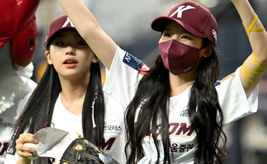 【PHOTO】Lapillus、始球・始打式に登場…ハウンが投手でシャナが打者に挑戦