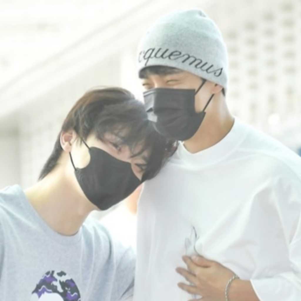 【PHOTO】SEVENTEEN ドギョム＆ディノ、海外スケジュールのため出国
