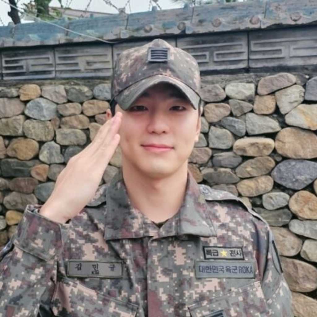 「社内お見合い」出演キム・ミンギュ、軍服姿でファンに挨拶…今後の活動に意気込み