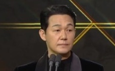 パク・ソンウンからイ・ジェフンまで…「2023 SBS演技大賞」でイ・ソンギュンさんを追悼