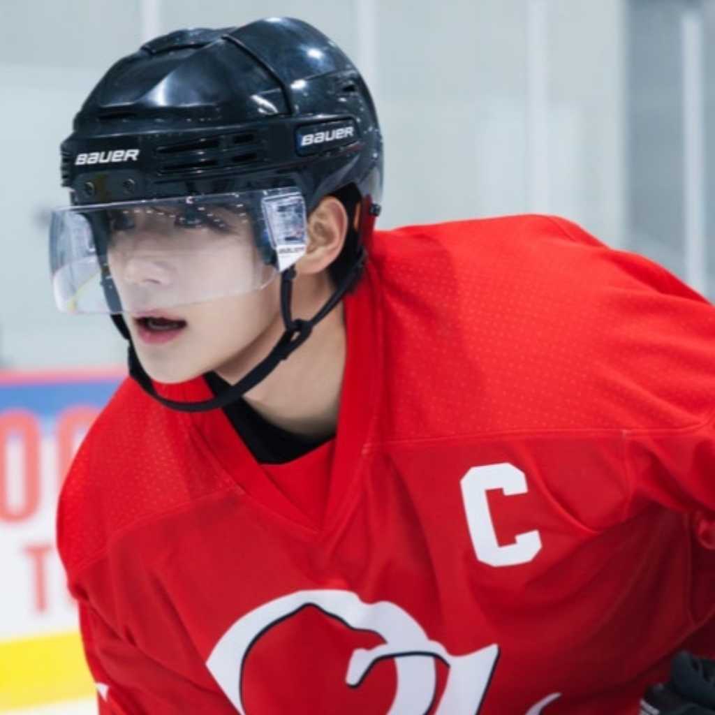 ムン・サンミンがアイスホッケー選手として登場!イ・ヨンジ、新曲「Robot」MV公開…密着シーン&愉快なロボットダンスも