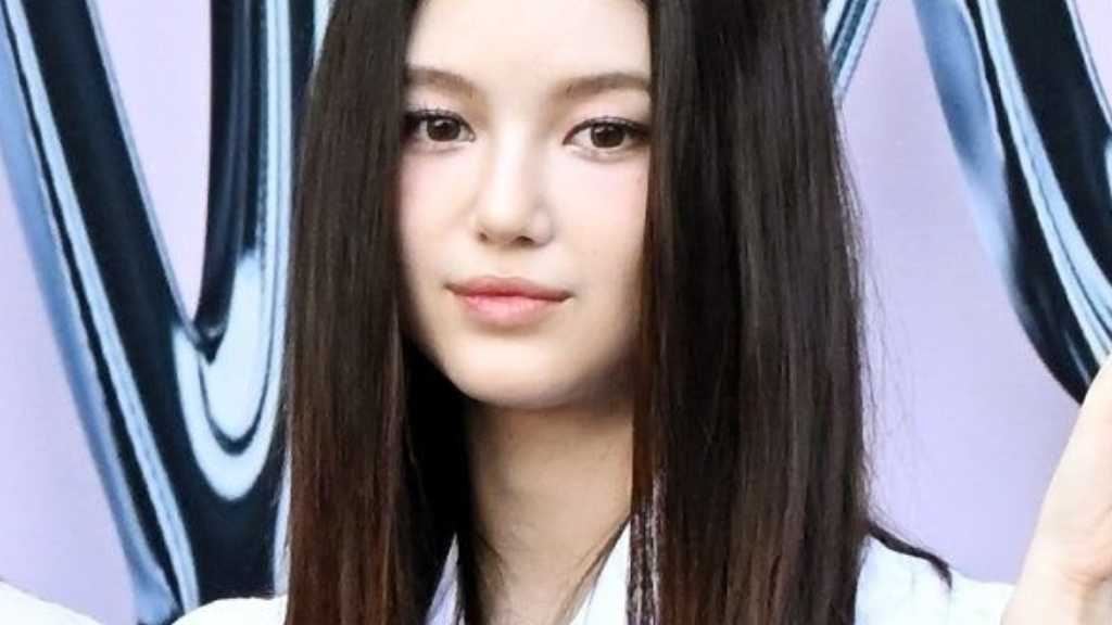 NewJeans ダニエル、約43億円の訴訟めぐり…ADORの意図的な紛争長期化を主張「アイドルとして重大な被害」