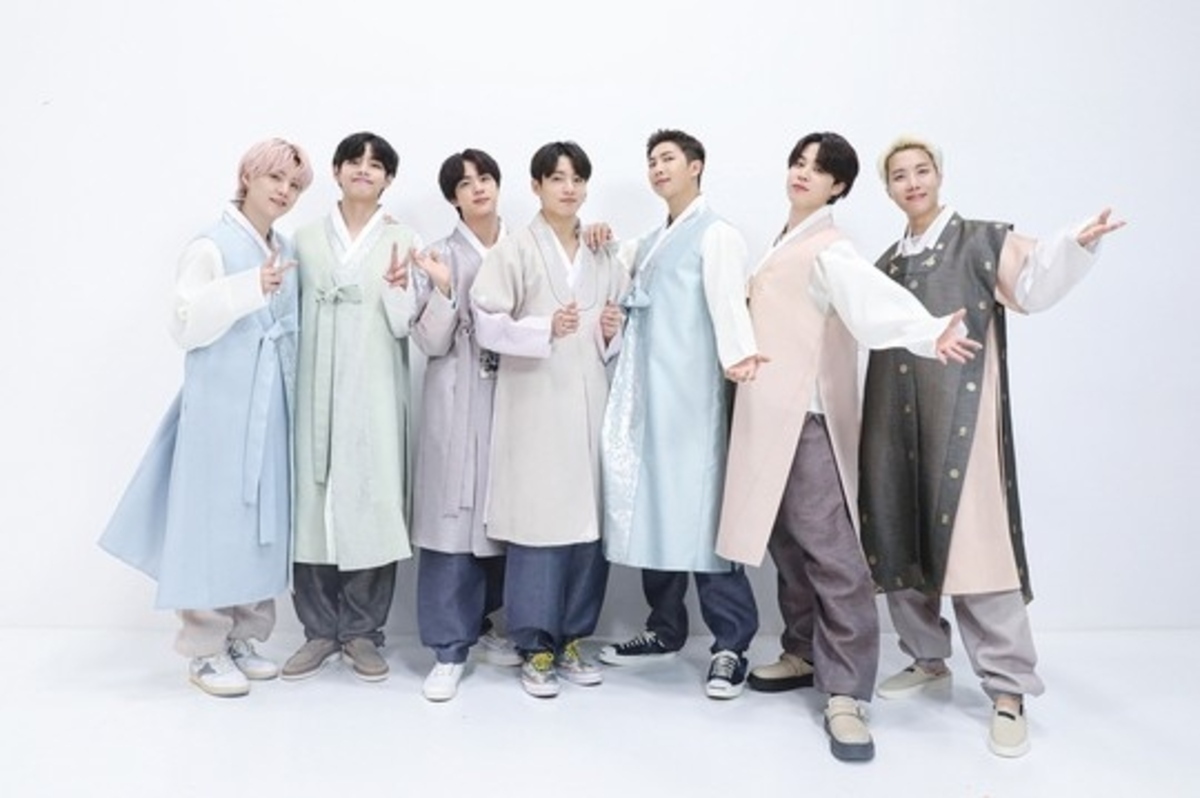 Bts 防弾少年団 魅力溢れる韓服姿で秋夕の挨拶 ファンの皆さんと一緒にいられる日を待っている 動画あり Kstyle