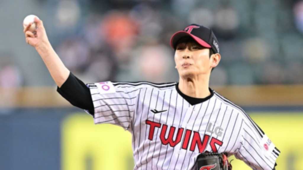 【PHOTO】ユン・バク、始球式に登場…爽やかなユニフォーム姿