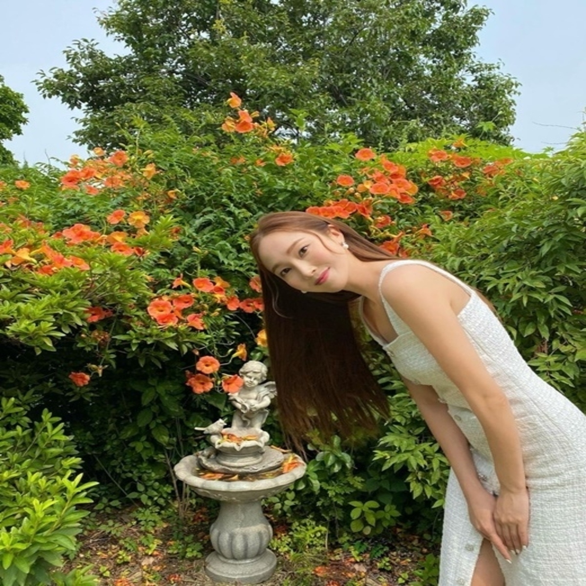 ジェシカ 美脚が際立つワンピース姿を公開 華やかなビジュアル Kstyle