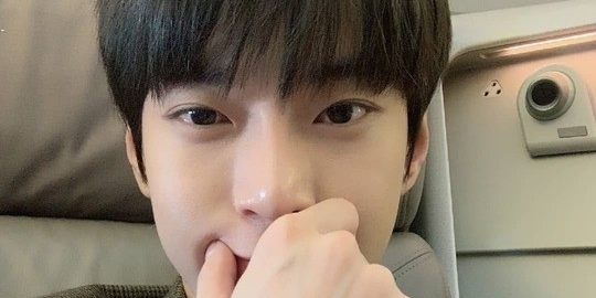 NCT 127 ドヨン＆ジャニー、機内でのセルフショット公開…抜群の