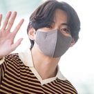 【PHOTO】BTS（防弾少年団）のV、個人スケジュールのためアメリカへ出国…手を振って挨拶（動画あり）