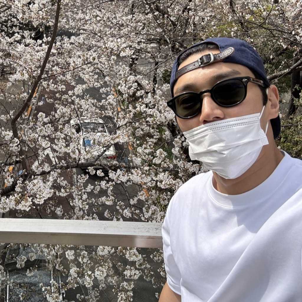 SUPER JUNIOR シウォン、今年も同じ場所で！日本の桜と撮った記念ショットが話題