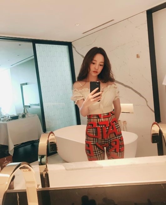 Kara出身ハラ 華奢な肩のラインにうっとり キュートなセルフショットが話題に Kstyle