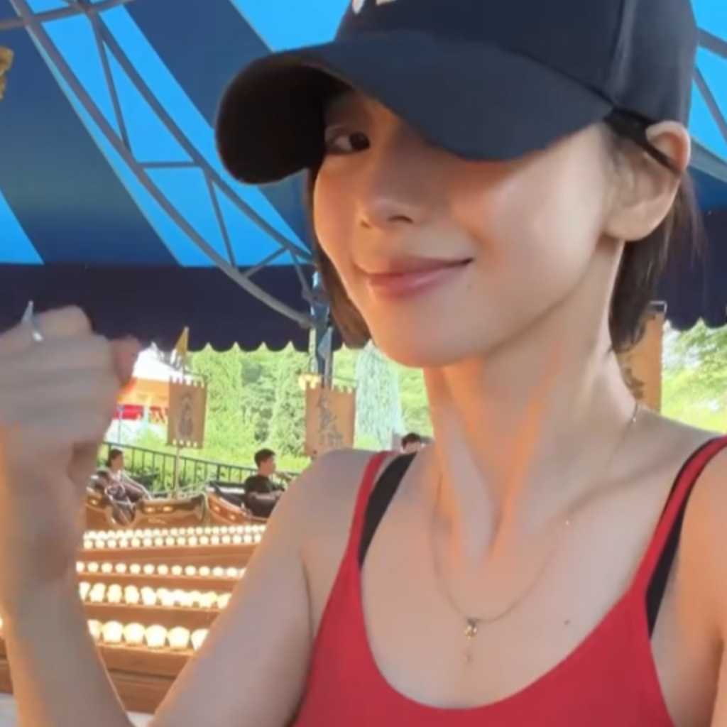 aespaのKARINAがエバーランドに！帽子を被っても隠せない美しさ（動画あり）