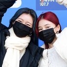 【PHOTO】MOMOLAND ナンシー＆ジェイン、ラジオ番組の出演を終えて帰宅…2人でハートポーズ