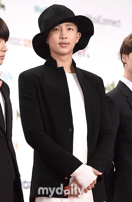 防弾少年団 Rap Monster Mv撮影中に負傷 ギプス姿で音楽番組に出演 Kstyle