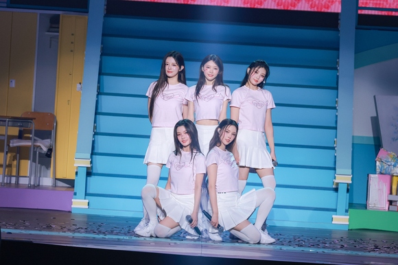 ILLIT、初の日本コンサートが全席完売！5人5色のJ-POPカバーも「忘れ