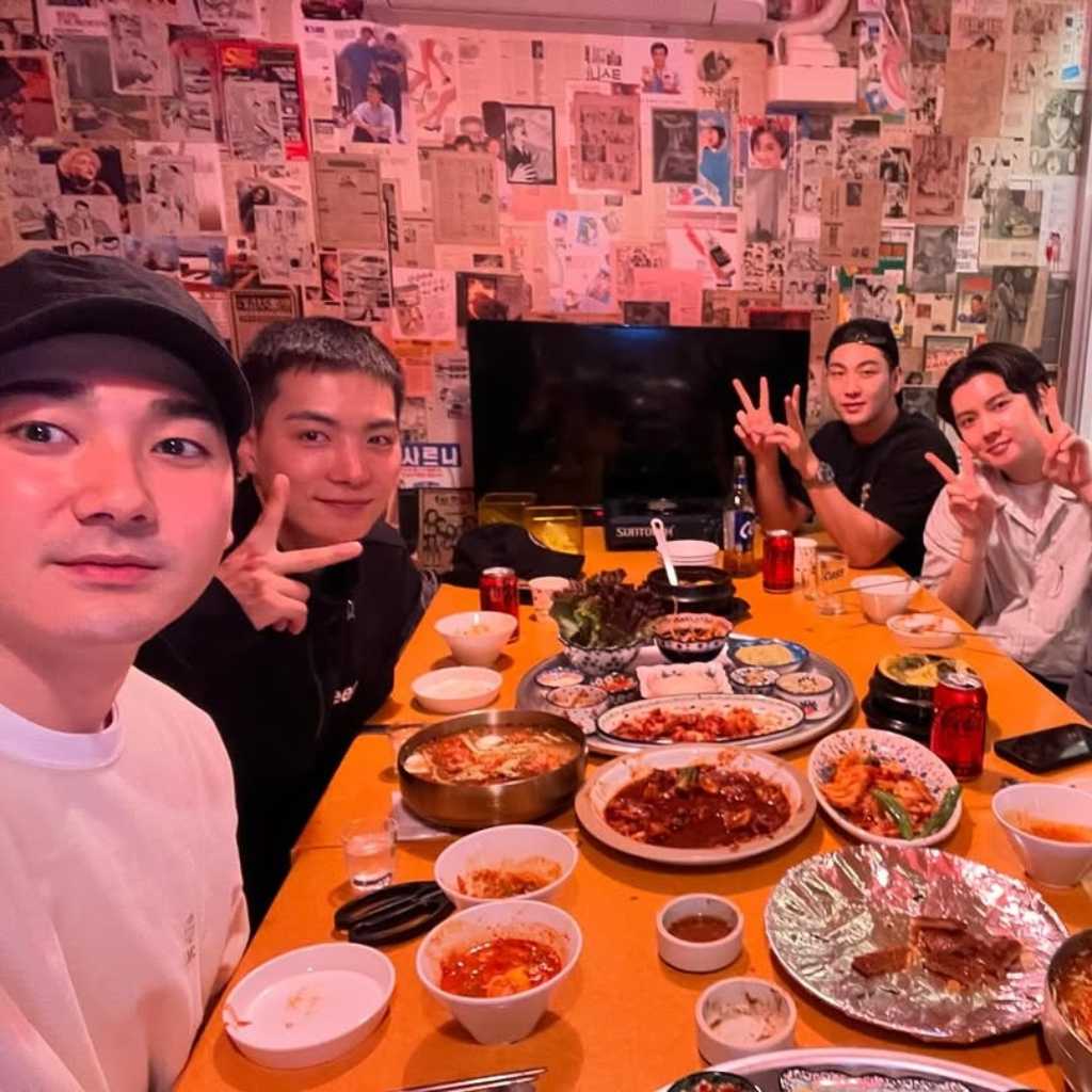 NU'EST、久しぶりに完全体で再会！入隊中メンバーも…記念ショットが話題