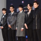 【PHOTO】WINNER「2014 MAMA」のレッドカーペットに登場“5人揃ってポーズ”