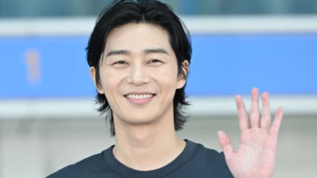 【PHOTO】パク・ソジュン、海外スケジュールのため出国…爽やかな笑顔