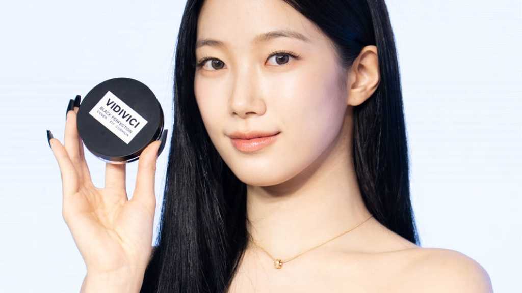 【PHOTO】LE SSERAFIMのKAZUHA、原宿に黒ミニワンピで降臨！「ブランドの魅力を皆さんにお伝えしたい」