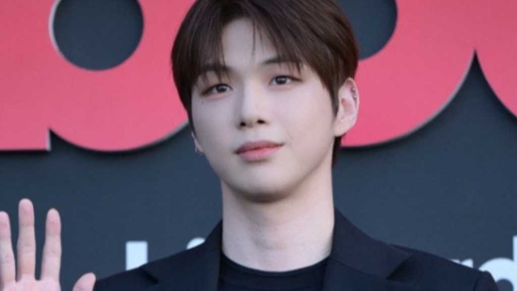 カン・ダニエル、2月の入隊を控えて坊主頭をサプライズ公開!