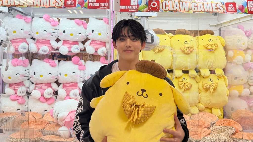 SEVENTEENのS․COUPS、ポムポムプリンの人形をゲット！日本での記念ショットに注目