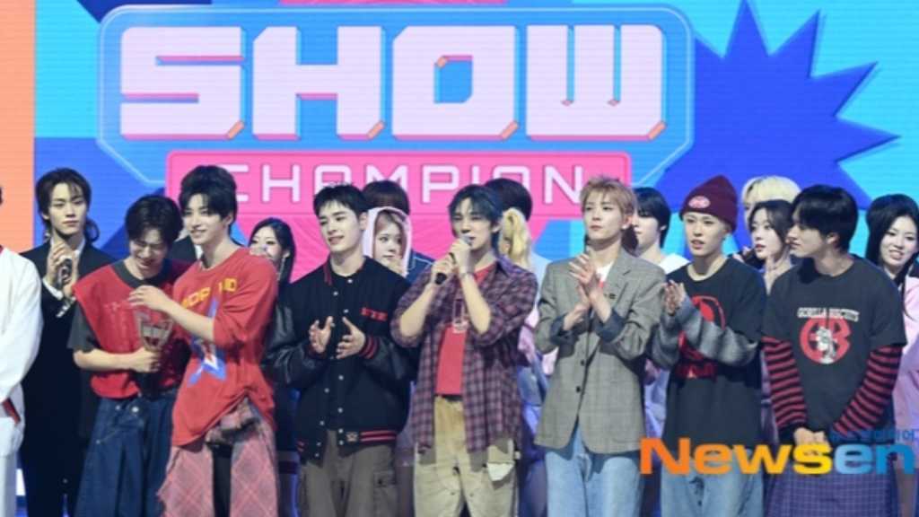 【PHOTO】NEXZ、5/6放送の「SHOW CHAMPION」で1位を獲得！